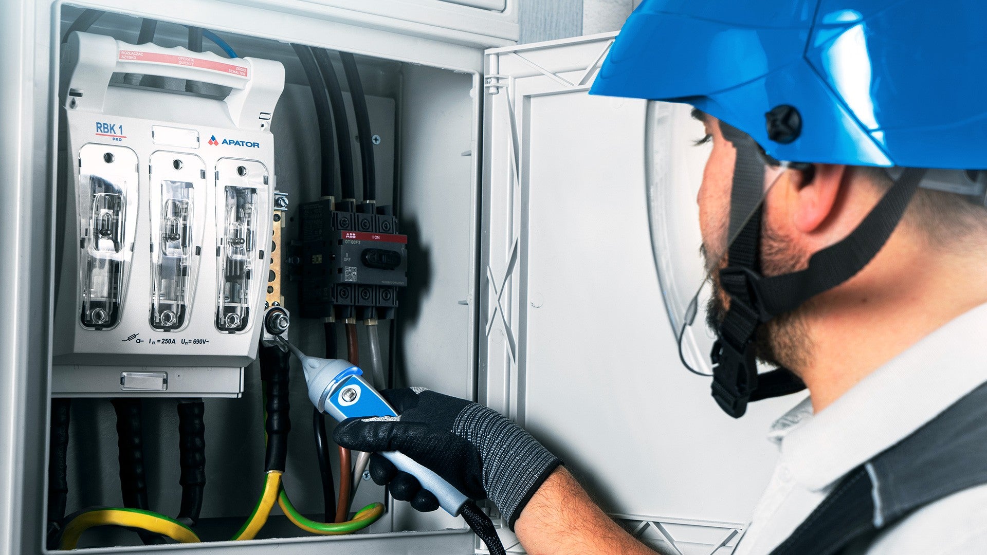 Metrel MI 3325 MultiServicerXD - CH / Schaltanlagen- und Maschinentester mit 25A Schutzleiterprüfung - VolTech GmbH