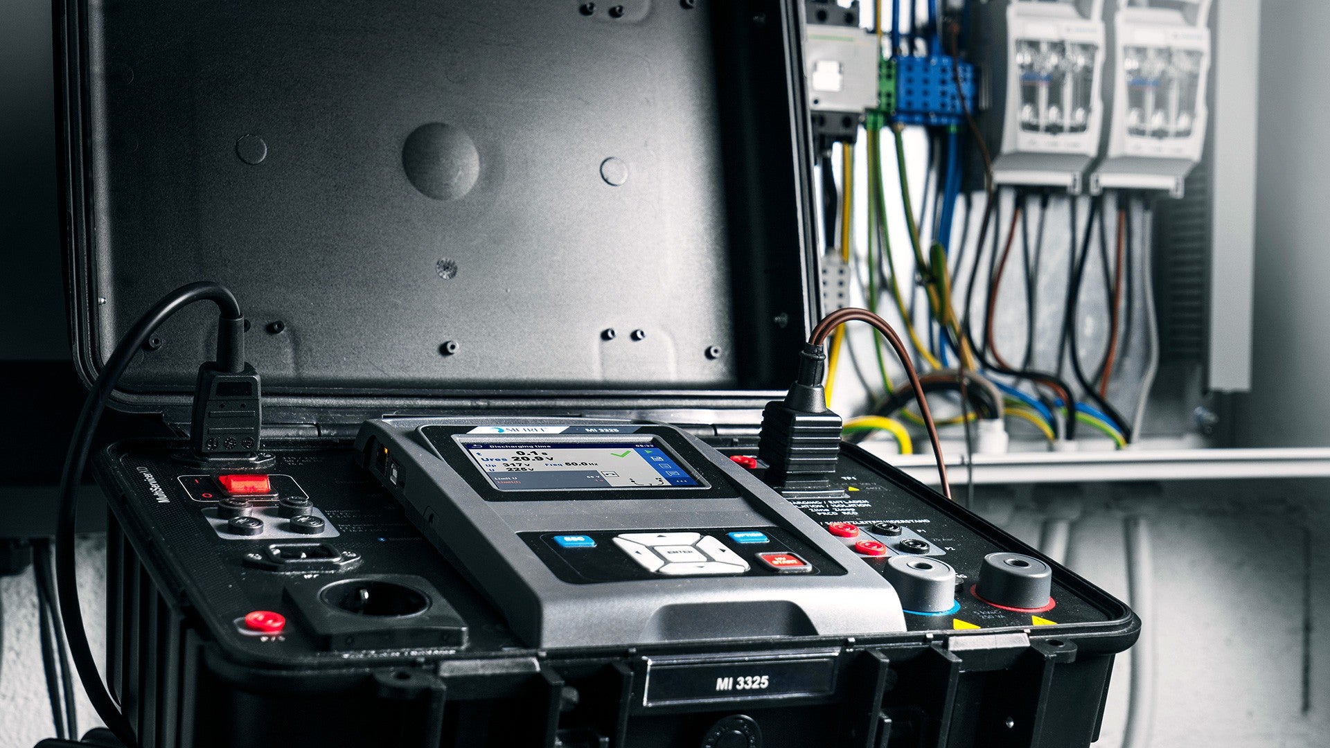 Metrel MI 3325 MultiServicerXD - CH / Schaltanlagen- und Maschinentester mit 25A Schutzleiterprüfung - VolTech GmbH