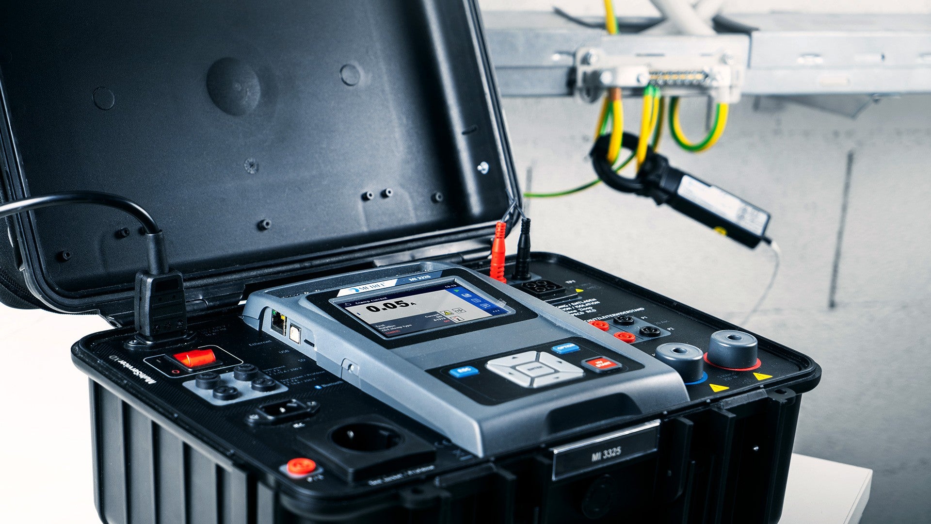 Metrel MI 3325 MultiServicerXD - CH / Schaltanlagen- und Maschinentester mit 25A Schutzleiterprüfung - VolTech GmbH