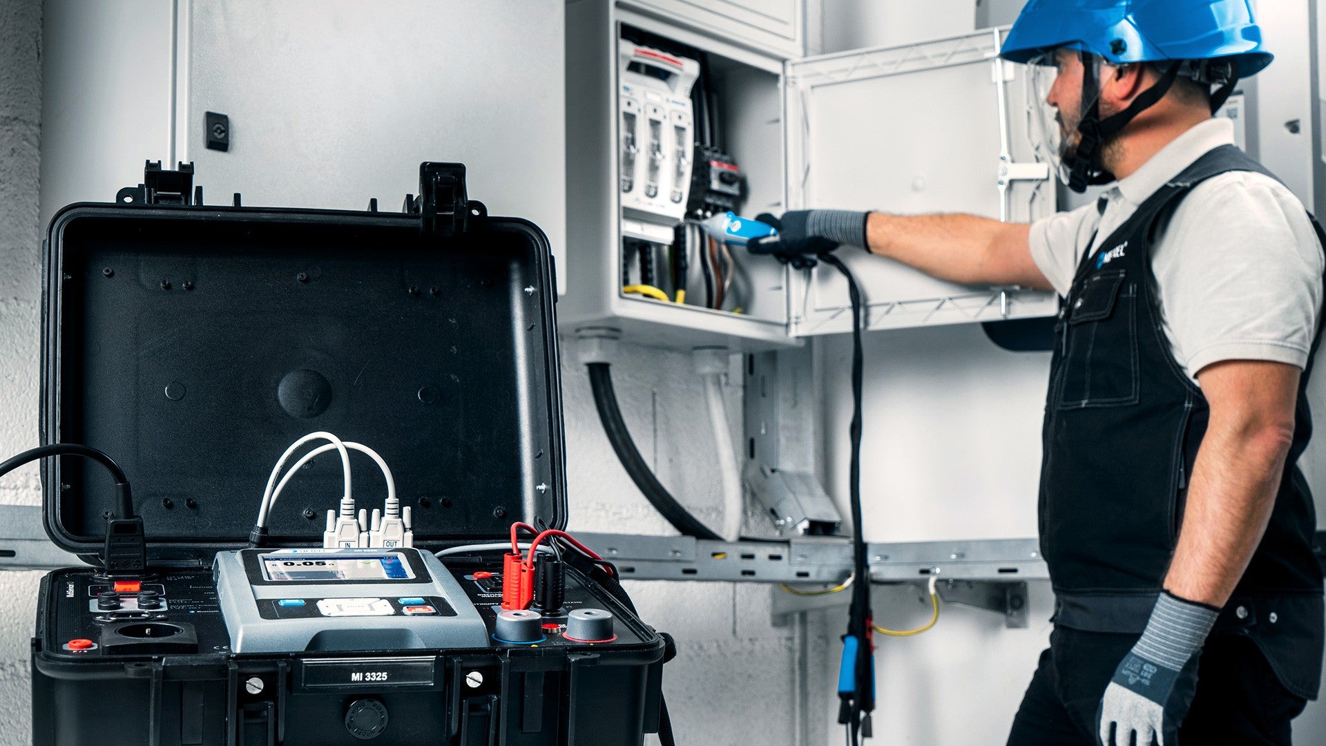 Metrel MI 3325 MultiServicerXD - CH / Schaltanlagen- und Maschinentester mit 25A Schutzleiterprüfung - VolTech GmbH