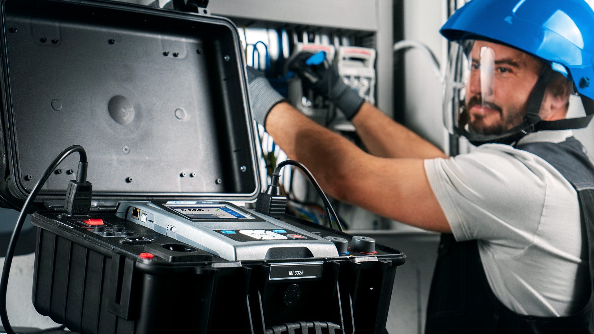 Metrel MI 3325 MultiServicerXD - CH / Schaltanlagen- und Maschinentester mit 25A Schutzleiterprüfung - VolTech GmbH